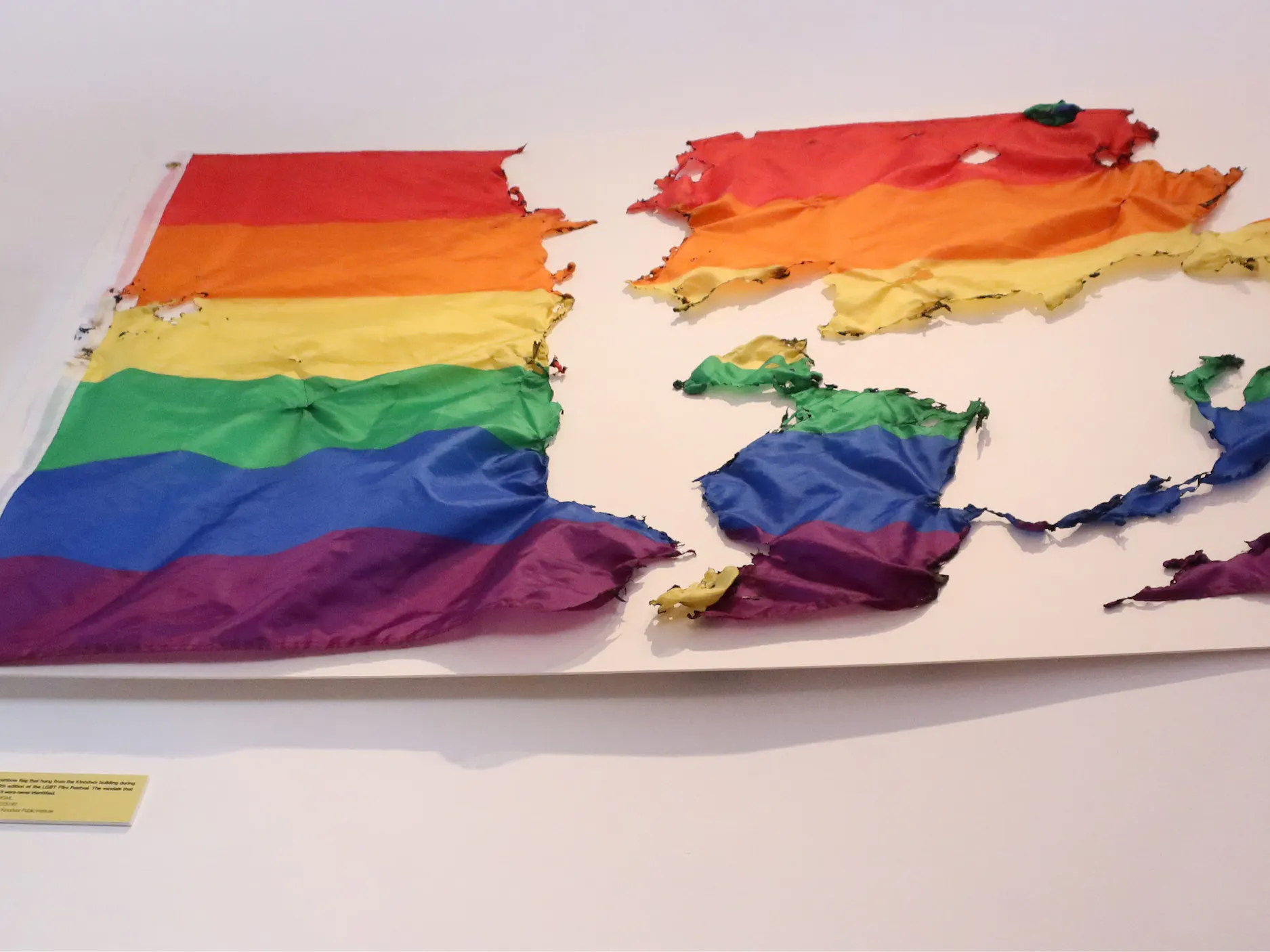 Ostanek zažgane mavrične zastave